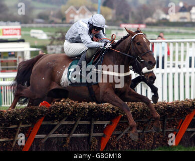 Andytown monté par Felix de Giles sort le dernier à gagner le Martin Pipe Conditional Jockey's handicap Hanicap obstacle à Cheltenham Racecourse, Cheltenham. Banque D'Images