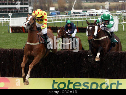 Oh Crick monté par Wayne Hutchinson (à gauche) sort le dernier devant de Moon over Miami monté par Noel Fehily pour gagner le Johnny Henderson Grand Annual Steeple Chase à Cheltenham Racecourse, Cheltenham. Banque D'Images