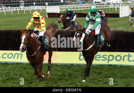 Oh Crick monté par Wayne Hutchinson (à gauche) sort le dernier devant de Moon over Miami monté par Noel Fehily pour gagner le Johnny Henderson Grand Annual Steeple Chase à Cheltenham Racecourse, Cheltenham. Banque D'Images