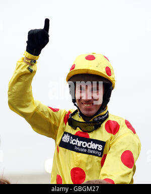 Oh Crick monté par Wayne Hutchinson remporte le Johnny Henderson Grand Annual Steeple Chase à Cheltenham Racecourse, Cheltenham. Banque D'Images