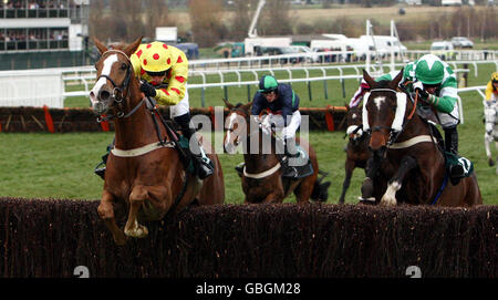 Oh Crick monté par Wayne Hutchinson (à gauche) sort le dernier devant de Moon over Miami monté par Noel Fehily pour gagner le Johnny Henderson Grand Annual Steeple Chase à Cheltenham Racecourse, Cheltenham. Banque D'Images