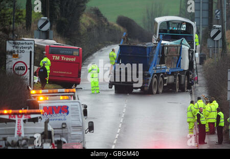 Police sur les lieux d'un accident entre un camion, un bus et un wagon-saut à Hooton Roberts, près de Rotherham, dans le Yorkshire du Sud. Banque D'Images