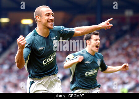 Football - coupe d'Écosse Tennents - finale - Dunfermline Athletic / Celtic. Henrik Larsson, de Celtic, célèbre son deuxième but Banque D'Images