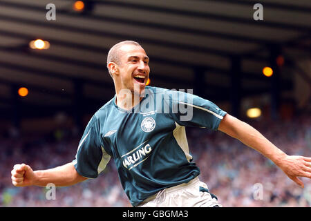 Football - coupe d'Écosse Tennents - finale - Dunfermline Athletic / Celtic. Henrik Larsson, de Celtic, célèbre son deuxième but Banque D'Images