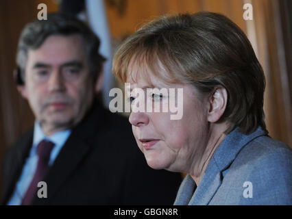 Le Premier ministre Gordon Brown et la chancelière allemande Angela Merkel lors d'une conférence de presse en 10 Downing St, dans le centre de Londres. Banque D'Images