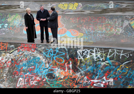 Le ministre de la sécurité communautaire, Fergus Ewing (au centre), est accompagné de Margaret et William Caldwell, parents d'Emma Caldwell, une drogué assassinée au centre-ville de Glasgow. Banque D'Images