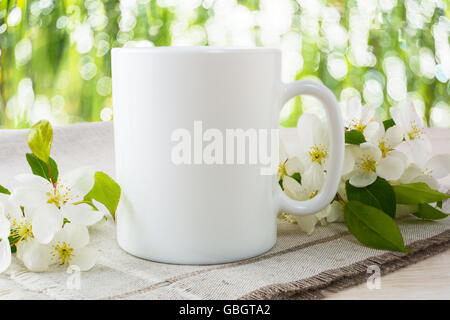 Mug immersive avec Apple Blossom. Mug immersive. Modèle de la tasse de café. Modèle de tasse à café. Mug modèle. Mug modèle. Desi mug Banque D'Images