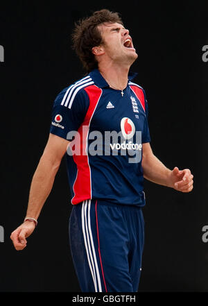 James Anderson, d'Angleterre, réagit après le bowling lors du premier match international d'un jour au stade Providence, Georgetown, Guyana. Banque D'Images