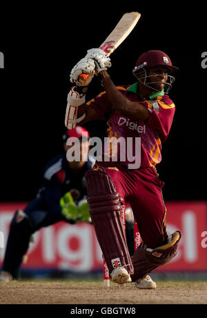 La Shivnarine Chanderpaul des Indes occidentales a effectué quatre courses du bowling de Steve Hamison (non représenté) lors du premier match international d'un jour au stade Providence, Georgetown, Guyana. Banque D'Images