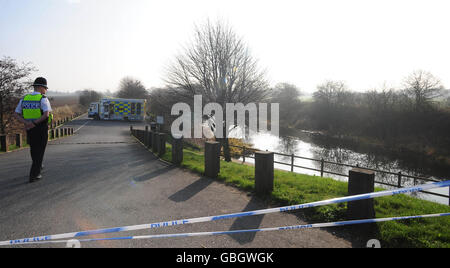 Une vue générale de la scène au canal Selby près de Burn, dans le North Yorkshire où un corps a été trouvé hier. Banque D'Images