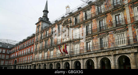 Sa façade est décorée dans un immeuble de la Plaza Mayor, une grande place et destination touristique populaire à Madrid, Espagne Banque D'Images