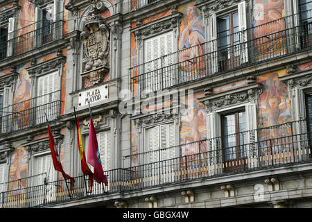 Sa façade est décorée dans un immeuble de la Plaza Mayor, une grande place et destination touristique populaire à Madrid, Espagne Banque D'Images