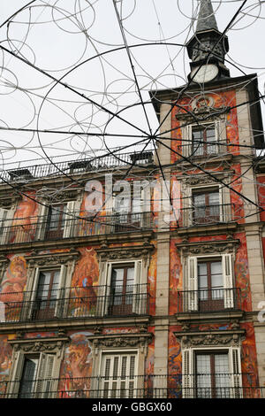 Sa façade est décorée dans un immeuble de la Plaza Mayor, une grande place et destination touristique populaire à Madrid, Espagne Banque D'Images