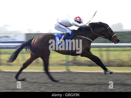 Nashmiah, monté par Jamie Spencer, remporte la coupe du printemps sportingbet.com pendant la journée du Derby d'hiver à l'hippodrome de Linfield. Banque D'Images