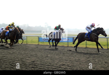 Nashmiah, monté par Jamie Spencer (à droite), remporte la coupe du printemps sportingbet.com pendant la journée du Derby d'hiver à l'hippodrome de Linfield. Banque D'Images