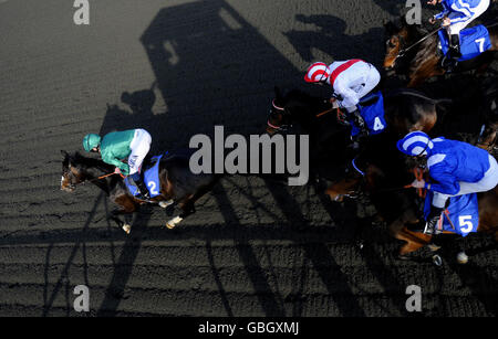 Debussy et Ryan Moore passent la boîte des juges sur le premier circuit avant de gagner les enjeux de la Dame Kelly Holmes Legacy Trust Maiden lors de la journée du Derby d'hiver à l'hippodrome de Linfield. Banque D'Images