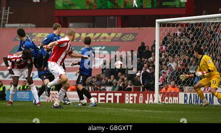 Football - Barclays Premier League - Stoke City / Middlesbrough - Britannia Stadium.Ryan Shawcross, de stoke City, marque le premier but du match Banque D'Images