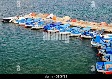 Les bateaux de pêche, port, Gallipoli, Lecce, Pouilles, Italie Province Banque D'Images