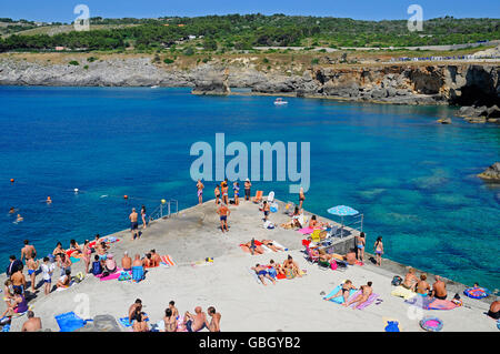 Plage, côte, côte rocheuse, Porto Miggiano, Santa Cesarea Terme, Santa Cesarea Terme, province de Lecce, Pouilles, Italie, Banque D'Images