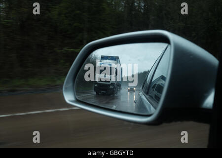 La conduite sur autoroute en vue de pluie wing mirror Banque D'Images
