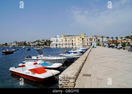 Port, promenade, Porto Cesareo, province de Lecce, Pouilles, Italie Banque D'Images