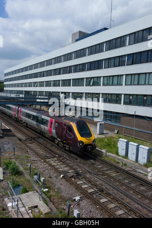 Cross country train En arrivant à la gare de Southampton Banque D'Images