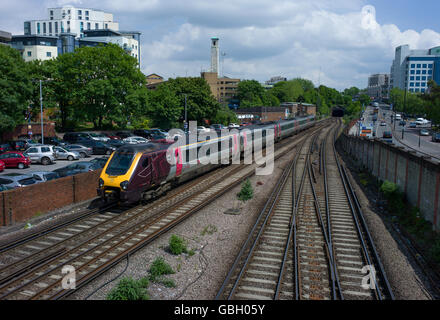 Cross country train En arrivant à la gare de Southampton Banque D'Images