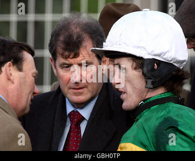 Le propriétaire John P McManus (au centre) parle avec le jockey Tony McCoy (à droite) après sa victoire sur la Wichuita Lineman de McManus dans le William Hill Trophy handicap Steeple Chase à Cheltenham Racecourse, Cheltenham. Banque D'Images