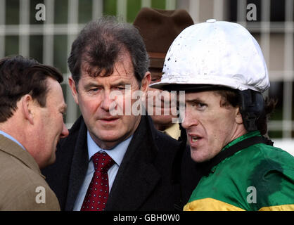 Le propriétaire John P McManus (au centre) parle avec le jockey Tony McCoy (à droite) après sa victoire sur la Wichuita Lineman de McManus dans le William Hill Trophy handicap Steeple Chase à Cheltenham Racecourse, Cheltenham. Banque D'Images