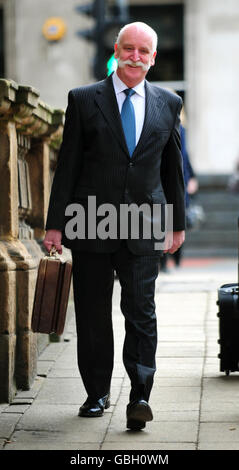 L'ancien pilote de la RAF, Pablo Mason, de Leamington Spa, dans le Warwickshire, arrive à un tribunal de l'emploi à Birmingham. Banque D'Images