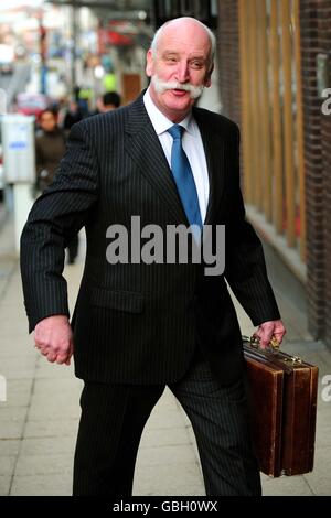 L'ancien pilote de la RAF, Pablo Mason, de Leamington Spa, dans le Warwickshire, arrive à un tribunal de l'emploi à Birmingham. Banque D'Images