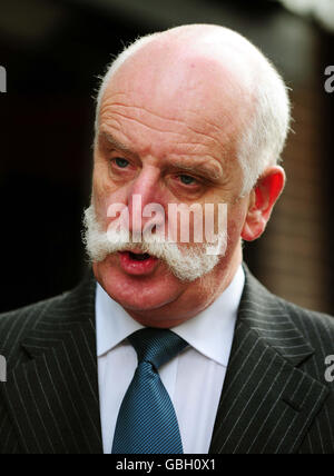 L'ancien pilote de la RAF, Pablo Mason, de Leamington Spa, dans le Warwickshire, arrive à un tribunal de l'emploi à Birmingham. Banque D'Images