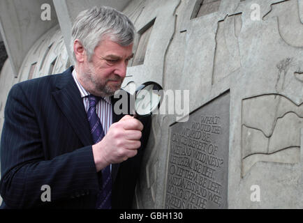 Lancé par le président Alex Fergusson MSP, le public est invité à suggérer un texte pour le mur Canongate au Parlement écossais de Holyrood, à Édimbourg, afin de marquer une décennie de dévolution. Banque D'Images