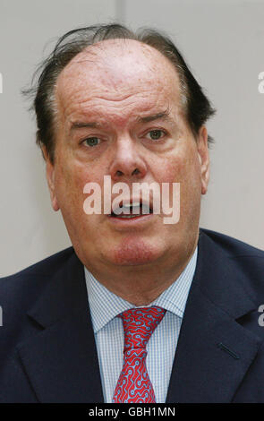 Quentin Davies, ministre de l'équipement et du soutien de la Défense, s'exprime lors d'un événement de la semaine nationale des sciences et de l'ingénierie à Armoury House à Londres. Banque D'Images