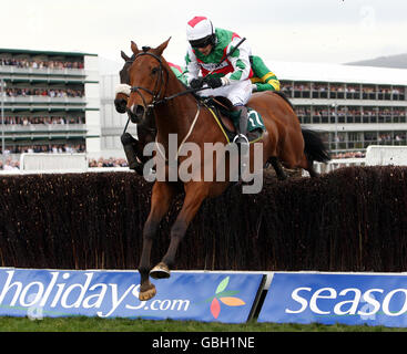 Trickster Tchicky, monté par S Waley-Cohen, remporte la dernière fois la 139e année de la coupe nationale de course Steeple Chase au Cheltenham Racecourse, Cheltenham. Banque D'Images