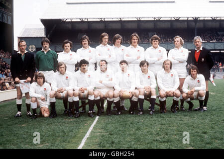 Groupe d'équipe d'Angleterre : (au dernier rang, l-r) touch juge RE Johnson, arbitre NR Sanson, Geoff Evans, Peter Dixon, Chris Ralston,Andy Ripley, Roger Uttley, Fran Cotton, David Duckham, touch judge MH Titcomb; (première rangée, l-r) Jan Webster, Tony Neary, Martin Cooper,Stack Stevens, John Pullin, Alan Old, Peter Squires, Dusty Hare Banque D'Images