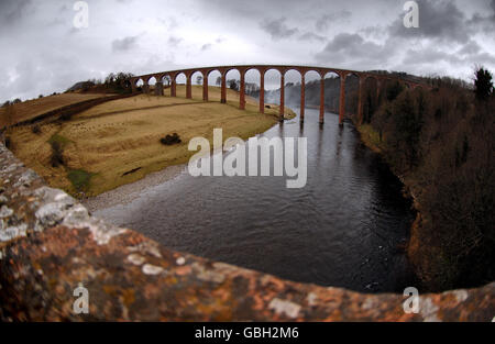 Vue générale du viaduc Leaderfoot enjambant la rivière Tweed Près de la ville frontalière de Melrose Banque D'Images