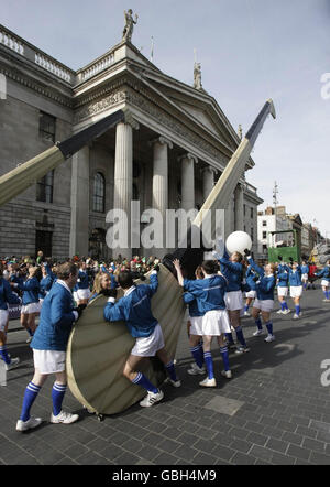 Childrend homme-handle un géant irlandais Hurling bâton pendant la parade annuelle de la St Patrick dans les rues de Dublin. Banque D'Images