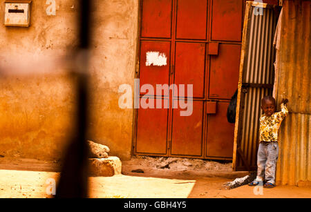 Mombasa, Kenya. 18 décembre 2011 : garçon Kenyan se dresse sur la route poussiéreuse. Banque D'Images