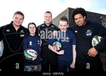 Rugby Union - XL Club Initiative avec Princes Trust et Scottish Rugby - Hillpark Secondary School.Les entraîneurs invités des Glasgow Warriors, Steve Swindall, James Eddie et Jon Welsh, prennent une session de rugby à XV à l'école secondaire Hillpark à Glasgow. Banque D'Images