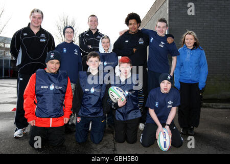 Les entraîneurs invités des Glasgow Warriors, Steve Swindall, James Eddie et Jon Welsh, prennent une session de rugby à XV à l'école secondaire Hillpark à Glasgow. Banque D'Images