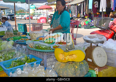 Khao Lak, Thaïlande, 02-05-2016. La vente de fruits et légumes frais à Takua Pa Thaïlande marché Banque D'Images