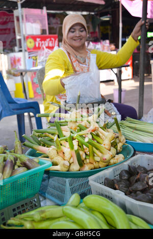 Khao Lak, Thaïlande, 02-05-2016. Femme vendant des galanga à Takua Pa Thaïlande marché Banque D'Images