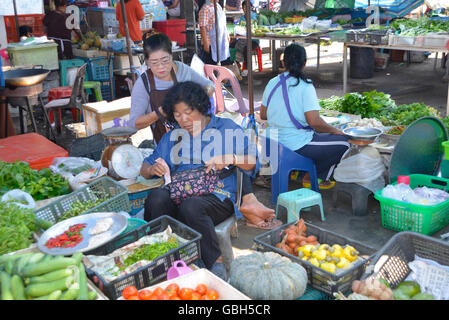 Khao Lak, Thaïlande, 02-05-2016. La vente de fruits et légumes frais à Takua Pa Thaïlande marché Banque D'Images