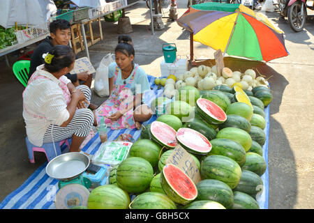 Khao Lak, Thaïlande, 02-05-2016. Les melons frais de vente à Takua Pa Thaïlande marché Banque D'Images