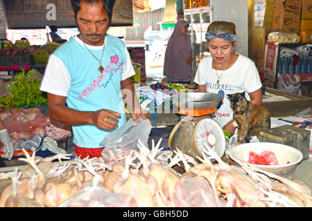 Khao Lak, Thaïlande, 02-05-2016. La vente de cuisses de poulet à Takua Pa Thaïlande marché Banque D'Images