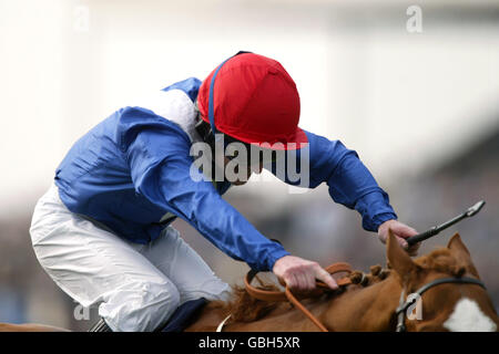 Courses hippiques - Newmarket - UltimateBet.com 1000 Guinéas. Jockey Joe Fanning Banque D'Images