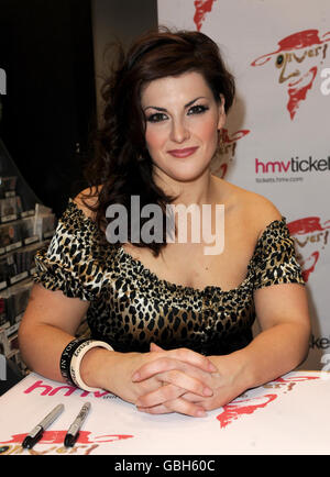 Le spectacle star of stage Oliver!, Jodie Prenger, qui joue à Nancy, pose pour des photos avant la signature d'un CD de 'Oliver!: 2009 Live London Cast Recording' au HMV à Covent Garden dans le centre de Londres. Banque D'Images