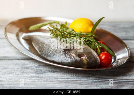 Sur une assiette de poisson cru. Banque D'Images