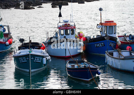 Petite pêche cornouaillais bateaux amarrés dans le port pittoresque d'un coverack, une destination touristique populaire dans la région de Cornwall, UK. Banque D'Images